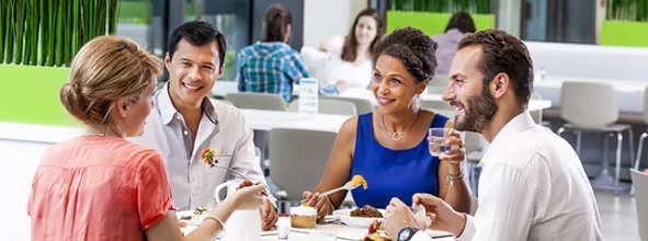 Convives attablés dans un restaurant d'entreprise