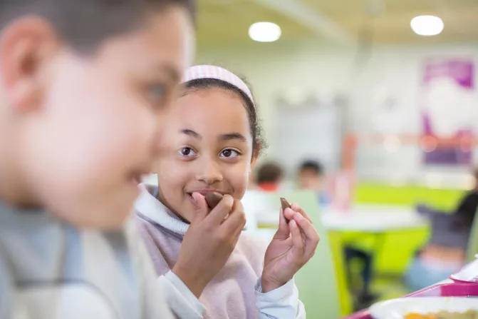 3 enfants en restauration scolaire Vignette