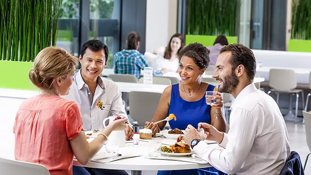 Convives attablés dans un restaurant d'entreprise